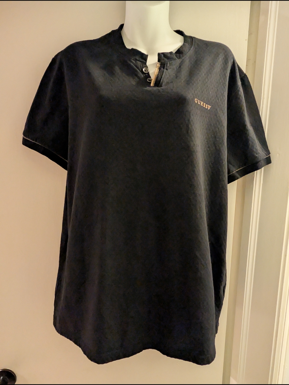 Guess Black Short Sleeve Notch-Neck Tee with Gold Logo. Xl